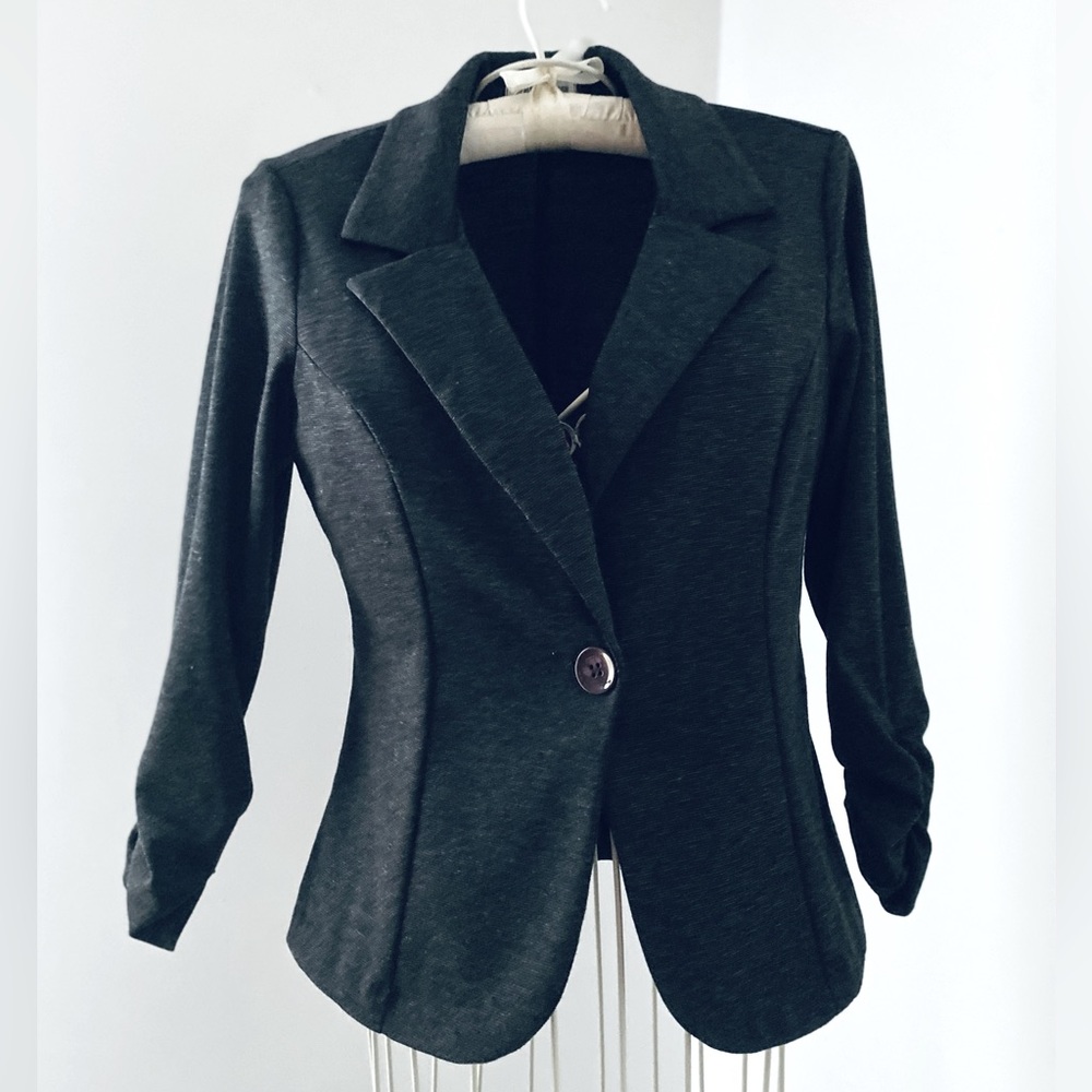 Auline’ Collection gray, short blazer. Size M